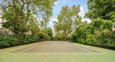 Remarkable period apartment overlooking Warwick Square, with high-ceilings, period features and beautifully furnished. Double bedroom, bathroom, reception, kitchen and garden access. - Photo 5