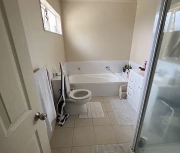 Light and bright in Northcross - minor dwelling also available - Photo 2