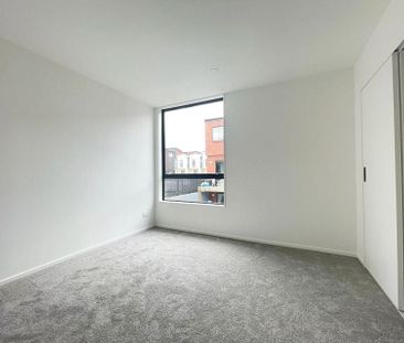 Modern Living in Flat Bush - Newish Terrace Home - Photo 3