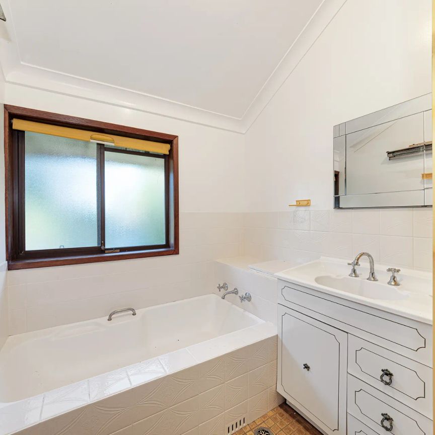 Family Home – Walk to School - Photo 1