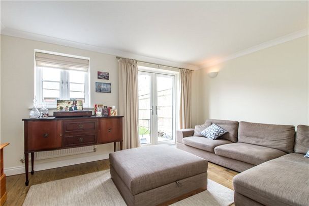 An exceptionally well presented three bedroom end of terrace townhouse with views over the cricket green situated just a short walk to Witney town centre. - Photo 1