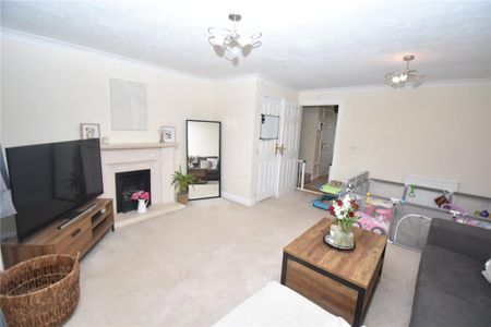 3 bedroom semi-detached house to rent - Photo 3