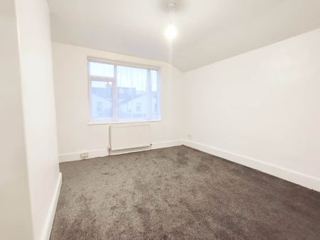 Price £2,800 pcm - Available Now - Part Furnished - Photo 3