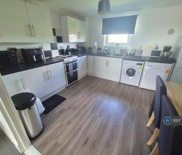 3 bedroom flat to rent - Photo 4
