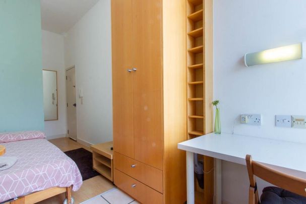 Flat 13 Penywern Road, Earls Court SW5 9SX - Photo 1