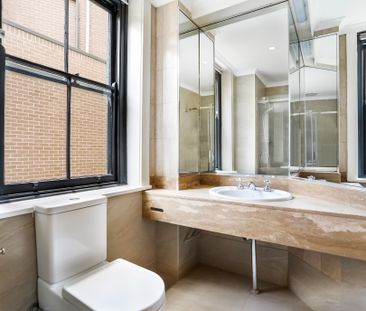 Renovated Studio within Westbury - Offered Unfurnished - Photo 2