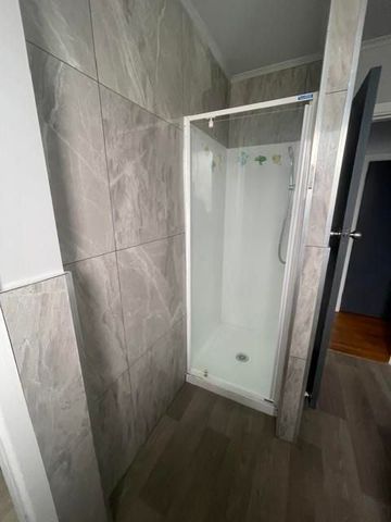 Renovated 3 bedroom home - Photo 2