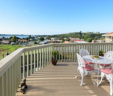 Beautiful Views Spacious Home - Welcome Bay - Photo 2