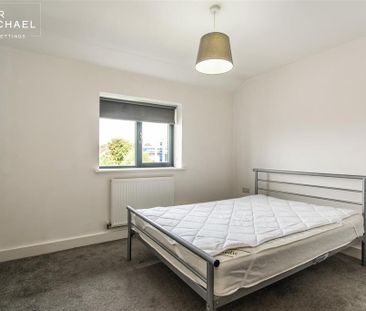 3 bedroom end of terrace house to rent - Photo 2