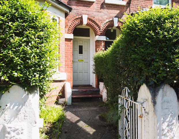 Leamington Avenue Room 1 - Photo 1