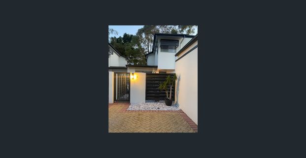 Spacious Renovated Townhouse with Golf Course Views – Prime Central Location! - Photo 1