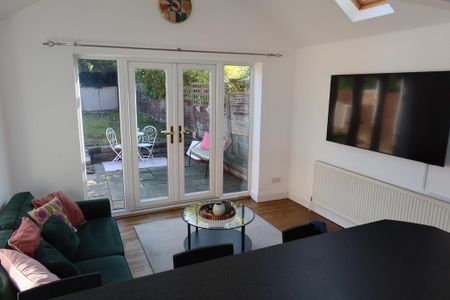 4 bedroom semi-detached house to rent - Photo 2