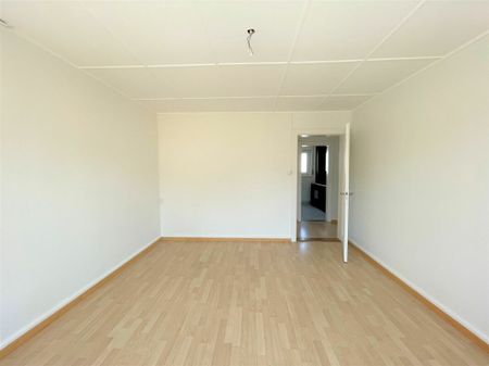 Preiswerte Stadtwohnung mit vintage Küche und Bad, grossen Fenstern, hellen Räumlichkeiten, Schallschutzglas - Photo 3