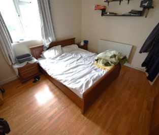 2 bedroom Flat in Whincover Drive, Leeds - Photo 1