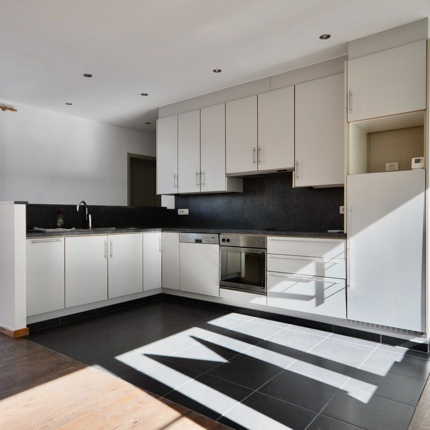 Gezellig ruim appartement met terras in het centrum van Berchem - Photo 1