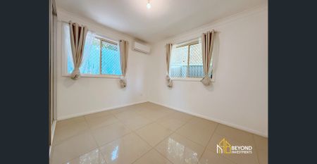 Bright & Spacious 3 Bedroom Villa Walking Distance to All Amenities - Photo 2