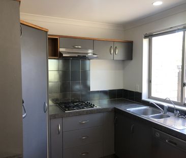 Check out this great three bedroom townhouse! - Photo 1