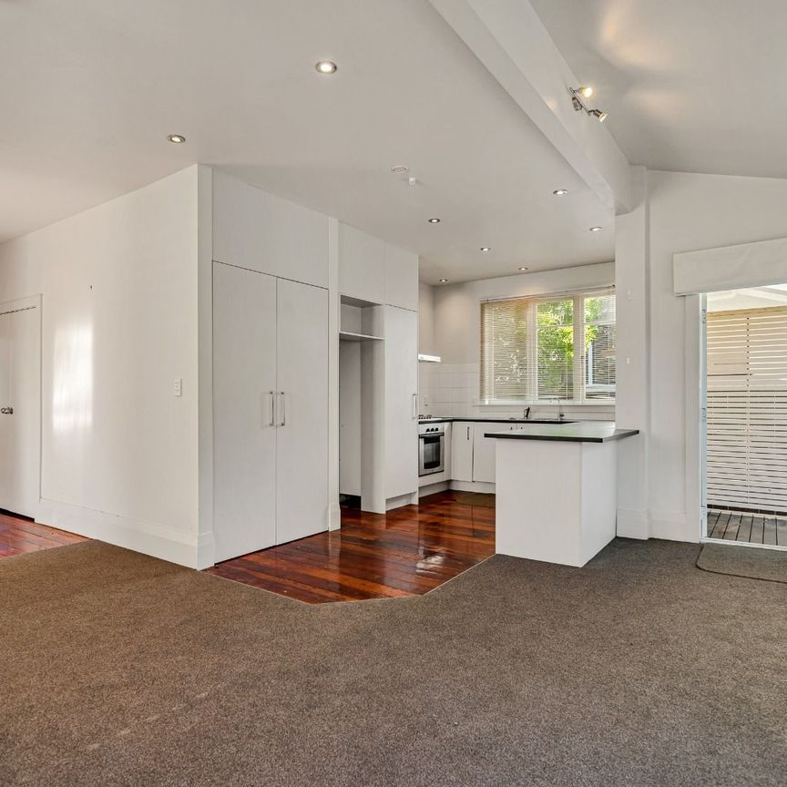 Sitting Pretty in Waterview! - Photo 1