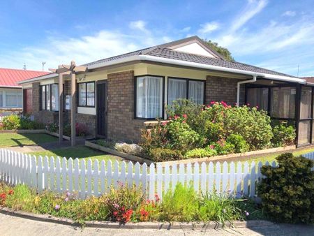 Two bedroom unit in a retirement village - Photo 3