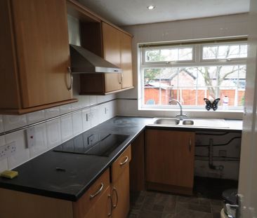 Hinton Close, Bamford, Rochdale, OL11 - Photo 2