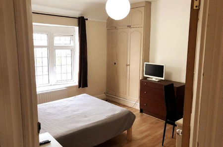 1 bedroom in a house share to rent - Photo 2