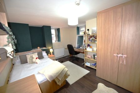 4 bedroom Flat in Wood Lane, Leeds - Photo 3