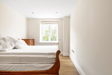 3 bedroom flat to rent - Photo 4