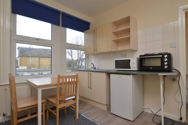 Studio Flat to rent - Woolstone Road, London, SE23 - Photo 1