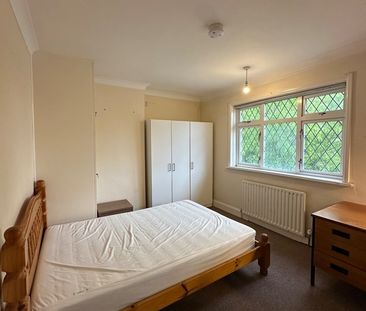 Room in a Shared House, Honeysuckle Road, SO16 - Photo 4