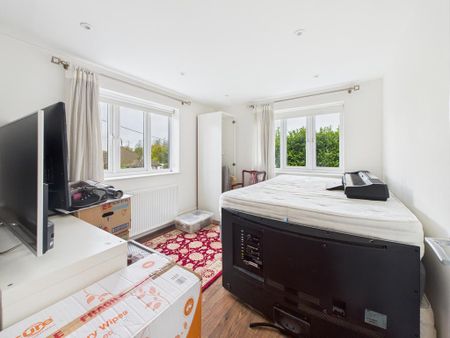 4 bedroom detached house to rent - Photo 2