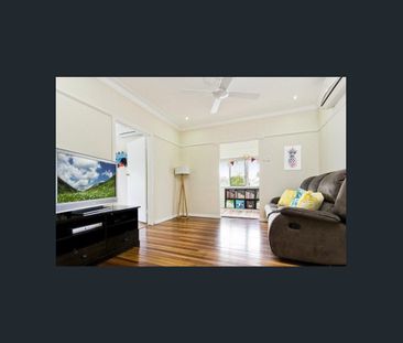 Post war home in great location - Photo 4