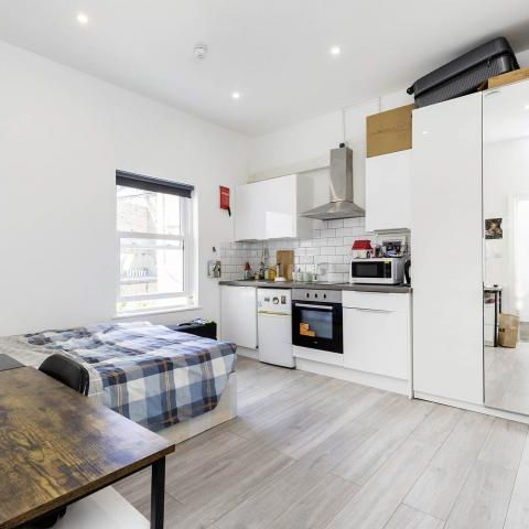 Modern Studio - Photo 2