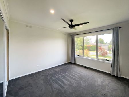 19 Locksley Street, Wendouree - Photo 4