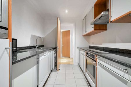 Bright and spacious one double bedroom apartment right in the heart of London's very own oasis; St Katharine Docks. - Photo 4