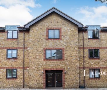 studio to rent Coopers Lodge, Acre Road - Photo 1
