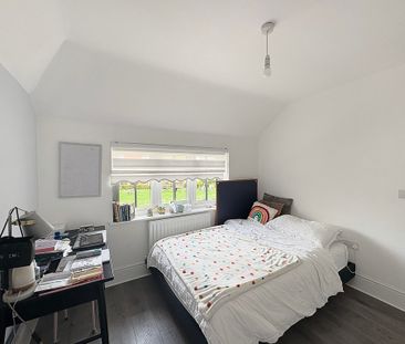 Spacious four-bedroom detached home with garage and garden. Set wit... - Photo 2