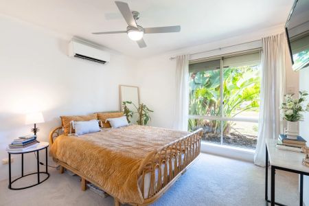 Family home with studio, pool and workshop in prime location. - Photo 3