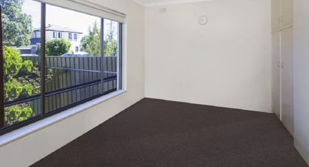 Lovely 2 Bedroom Family Home with Parking for 2 Cars! - Photo 2