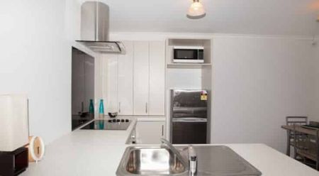 Modern Townhouse - Photo 3