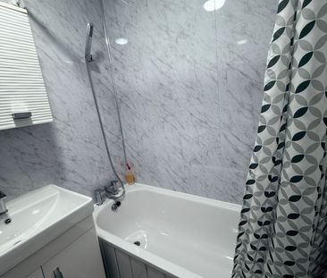 Three bedroom Ground Floor Flat close to redbridge station - Photo 6