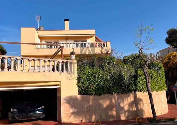 Chalet privado en urbanización vigilada cerca del mar con jardín en Vallpineda, Sant Pere de Ribes