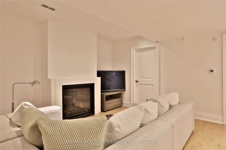 For Lease - 305 Crawford Street, Toronto, Ontario - Photo 2