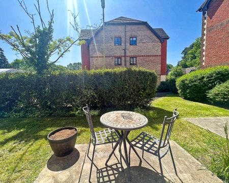 Tamworth Drive, Fleet, Hampshire, GU51 - Photo 4