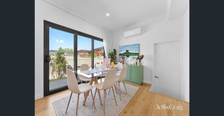 Quiet and Contemporary Living - Photo 3