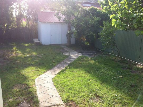 Beautifully presented three bedroom freestanding home in excellent location. - Photo 1