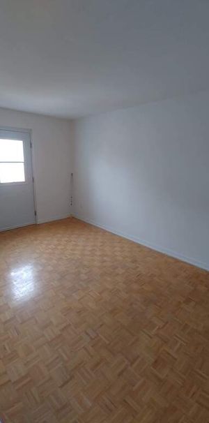 Pointe St-Charles- Nice 5 1/2 Available - Photo 1