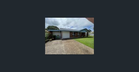 LOWSET FAMILY HOME PLUS COLOURBOND SHED - WALK TO SHOPS, SCHOOLS AND PARKS - Photo 5