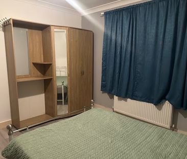 Room in a Shared House, Eastern Avenue, IG4 - Photo 3