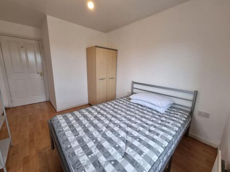 4 bedroom end of terrace house to rent - Photo 4