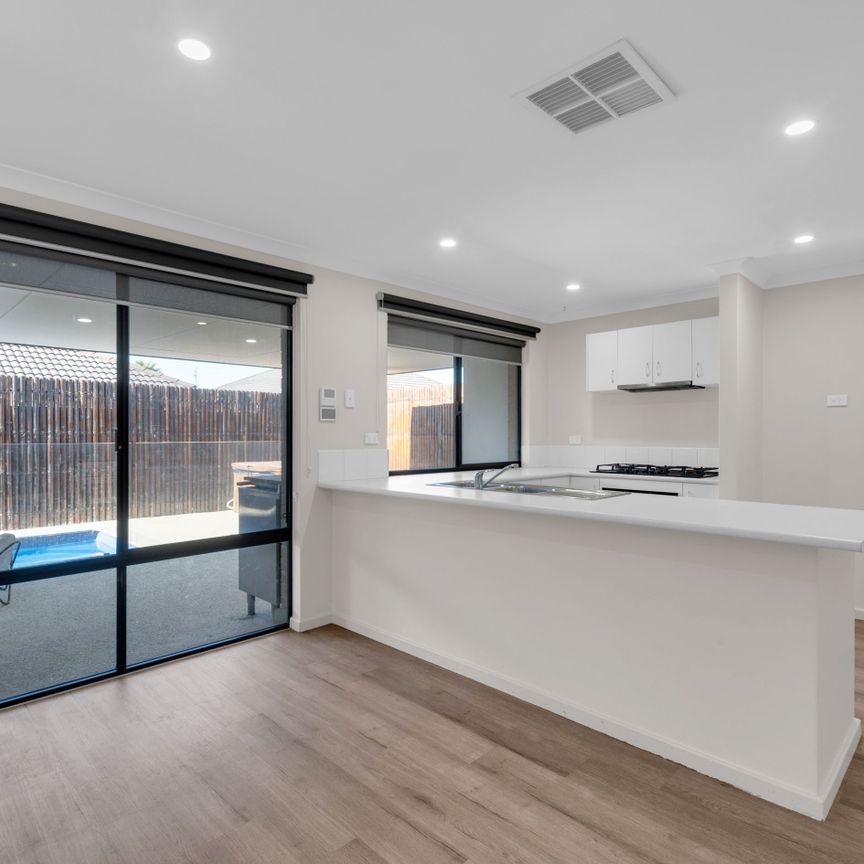 Beautiful Secret Harbour Home Available - SIX MONTH LEASE ONLY - Photo 1